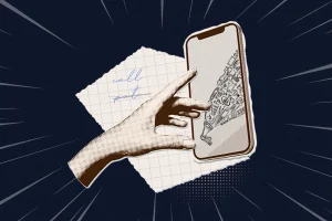 هیچ‌چیز ناامیدکننده‌تر از اپلیکیشنی نیست که با زحمت توسعه داده شده اما کسی از وجودش خبر ندارد. در بازاری پر از گزینه‌های مشابه، موفقیت فقط نصیب اپ‌هایی می‌شود که مسیر معرفی و جذب کاربر را هوشمندانه طی کرده‌اند. اگر برای معرفی اپلیکیشن خود برنامه‌ای ندارید، در واقع فقط یک محصول دیجیتال بی‌صدا ساخته‌اید. این مطلب دقیقا به همین موضوع می‌پردازد: اپلیکیشن مارکتینگ، استراتژی‌های کارآمد، و روش‌هایی برای سنجش موفقیت واقعی. بازاریابی اپلیکیشن چیست و به چه معناست؟ بازاریابی اپلیکیشن فقط به تبلیغات یا کمپین‌های پرزرق‌وبرق راه‌اندازی محدود نمی‌شود؛ بلکه استراتژی جامع و پویا برای جذب، درگیر کردن و نگه‌داشتن کاربران در طول عمر یک اپلیکیشن است. این نوع بازاریابی از مراحل اولیه آگاهی و نصب شروع می‌شود و تا تعامل مداوم، درآمدزایی، فعال‌سازی مجدد کاربران غیرفعال و جلوگیری از ریزش آن‌ها ادامه دارد. چطور این اتفاق می‌افتد؟ با اجرای کمپین‌های هماهنگ در کانال‌های مختلف، از تبلیغات و ایمیل گرفته تا نوتیفیکیشن‌های درون‌اپ، پیامک و حتی پیام‌های شخصی‌سازی‌شده بر اساس رفتار کاربر. همچنین با بهینه‌سازی مسیرهای کاربری داخل اپ و تنظیم پیام‌ها متناسب با مراحل مختلف چرخه عمر کاربر. سودمندترین روش‌های بازاریابی اپلیکیشن چیست؟ حال که مفهوم اپلیکیشن مارکتینگ را متوجه شدید، زمان آن رسیده که با کارآمدترین و سودمندترین روش‌های جذب و نگهداری کاربران نیز آشنا شوید. بازاریابی اپلیکیشن راه‌های متنوع و خلاقانه‌ای دارد که هر کدام می‌توانند به‌تنهایی یا ترکیبی، شما را به موفقیت برسانند. در ادامه، چند روش اثربخش و پربازده را معرفی می‌کنیم: بهینه‌سازی اپ استور (ASO): بهینه‌سازی اپ استور یعنی هنر دیده شدن در دل فروشگاه‌های اپلیکیشن. با انتخاب هوشمندانه عنوان، توضیحات جذاب، کلمات کلیدی درست و طراحی بصری چشم‌نواز (مثل اسکرین‌شات و ویدیو)، اپلیکیشن شما در صدر نتایج جستجو قرار می‌گیرد و توجه کاربران بالقوه را به خود جلب می‌کند. تبلیغات پولی: گاهی برای دیده شدن سریع‌تر، باید هزینه کرد. تبلیغات هدفمند در شبکه‌های اجتماعی، گوگل ادوردز، شبکه‌های تبلیغاتی یا حتی تبلیغات آفلاین مثل بنرها و حضور در نمایشگاه‌ها، می‌تواند سرعت رشد دانلودهای اپ شما را به شکل چشمگیری افزایش دهد. بازاریابی محتوا: محتوای ارزشمند، شاه کلید جذب و نگهداشت کاربران است. تولید مقالات، ویدیوها و اینفوگرافیک‌های آموزشی و جذاب، نه‌تنها برند شما را در جایگاه یک متخصص تثبیت می‌کند، بلکه باعث افزایش آگاهی و انگیزه کاربران برای دانلود اپ می‌شود. بازاریابی ایمیلی: ارسال پیام‌های هدفمند و شخصی‌سازی شده به افرادی که پیش‌تر به نوعی با شما در ارتباط بوده‌اند، شانس بیشتری برای تبدیل آن‌ها به کاربر واقعی اپ ایجاد می‌کند. این روش ساده اما قدرتمند، می‌تواند بازدید و دانلود اپ شما را به شکل چشمگیری افزایش دهد. تبلیغات درون برنامه‌ای: این نوع تبلیغات، یکی از قوی‌ترین ابزارها برای افزایش نصب و دانلود اپلیکیشن‌هاست. شاید بارها هنگام استفاده از اپلیکیشن‌های مختلف، تبلیغات بنری یا ویدئویی مرتبط با سایر برنامه‌ها را دیده باشید؛ این همان جایی است که بازاریابی هوشمند به کمک توسعه‌دهندگان می‌آید. این مدل تبلیغات باعث می‌شود هر ریال هزینه‌ای که پرداخت می‌کنید، به شکل بهینه صرف جذب کاربر واقعی شود. عملکرد اپلیکیشن در مارکت چطور اندازه‌گیری می‌شود؟ زمانی که درباره موفقیت بازاریابی اپلیکیشن صحبت می‌کنیم، تنها حدس و گمان کافی نیست. باید دقیقاً بدانید چه چیزی جواب می‌دهد و چه چیزی نیاز به تغییر دارد. به همین دلیل، اندازه‌گیری عملکرد هر حرکت بازاریابی‌تان مثل قطب‌نمایی است که مسیر درست را نشان می‌دهد. در جدول زیر، چند معیار کلیدی برای اندازه‌گیری عملکرد اپلیکیشن که نباید از قلم بیندازید را معرفی می‌کنیم: معیار تعریف اهمیت و کاربرد تعداد دانلود تعداد دفعات نصب اپلیکیشن نشان‌دهنده میزان علاقه کاربران و مقایسه با رقبا حفظ کاربر کاربران فعال پس از دانلود میزان رضایت و تداوم استفاده کاربران تعامل درون برنامه‌ای مدت زمان و دفعات استفاده از اپ و ویژگی‌ها سنجش جذابیت و کارایی اپلیکیشن نرخ تبدیل درصد کاربران انجام‌دهنده اقدام خاص (خرید، اشتراک) ارزیابی موفقیت کمپین‌های بازاریابی هزینه به ازای هر جذب (CPA) هزینه جذب هر کاربر جدید بهینه‌سازی هزینه‌های بازاریابی بازگشت سرمایه (ROI) نسبت درآمد به هزینه کمپین تعیین سودآوری و جهت‌گیری سرمایه‌گذاری‌ها رتبه در اپ استور جایگاه اپلیکیشن در نتایج جستجو بهبود رشد ارگانیک و استراتژی ASO کاربران فعال روزانه و ماهانه (DAU & MAU) تعداد کاربران فعال در روز و ماه نشان‌دهنده میزان تعامل و فعالیت کاربران بهترین استراتژی‌های بازاریابی اپلیکیشن با وجود میلیون‌ها کاربر موبایل، بازار برای اپلیکیشن‌های نو همچنان پررونق است. اما حقیقت این است که تنها داشتن یک اپلیکیشن خوب برای موفقیت کافی نیست. اگر بدون هیچ‌گونه تبلیغ یا اطلاع‌رسانی، اپلیکیشن خود را منتشر کنید، درست مثل این است که فروشگاهی فوق‌العاده را وسط بیابان راه‌اندازی کرده‌اید! برای اینکه اپلیکیشن شما از همان ابتدا بدرخشد، باید پیش از انتشار رسمی، سر و صدایی به پا کنید. خبر خوب این‌جاست که تاکتیک‌های هوشمندانه‌ای برای بازاریابی اپلیکیشن پیش از راه‌اندازی وجود دارد که می‌تواند توجه مخاطبان را جلب کرده و اشتیاق آن‌ها برای دانلود را افزایش دهد، ازجمله: انجام تحقیقات بازار و رقبا تا زمانی که مخاطب هدف خود را به‌خوبی نشناسید، نمی‌توانید برای آن‌ها بازاریابی اپلیکیشن مؤثری انجام دهید. قبل از شروع هرگونه کمپین یا استراتژی بازاریابی، بهتر است مشخصات زیر را در مورد مخاطبان بالقوه خود بررسی کنید: سن و موقعیت جغرافیایی؛ صنعت یا حوزه کاری؛ سبک زندگی و علایق؛ سطح درآمد؛ شبکه‌های اجتماعی و پلتفرم‌های مورد استفاده؛ افراد تأثیرگذار (اینفلوئنسرهایی که دنبال می‌کنند)؛ عادت‌های آنلاین (کجا وقت می‌گذرانند؟ چه محتوایی را دوست دارند؟). زمانی که تصویری واضح از مخاطب خود داشته باشید، می‌توانید پیام بازاریابی‌تان را در جایی منتشر کنید که آن‌ها حضور دارند؛ چه در اینستاگرام باشد، چه در یک انجمن تخصصی یا حتی یک رویداد آفلاین. برای مثال، اگر نسل Z را هدف گرفته‌اید، اسنپ‌چت یا تیک‌تاک می‌توانند کانال‌های طلایی شما باشند. اما همین کانال‌ها برای تبلیغ خدمات سالمندی، تقریبا بی‌اثر خواهند بود. همیشه رفتار رقبا را زیر نظر بگیرید؛ ببینید آن‌ها چگونه با مخاطبان خود ارتباط برقرار می‌کنند، کدام روش‌ها موفق بوده و کدام‌ها نتیجه‌ای نداشته‌اند. یادگیری از تجارب آن‌ها می‌تواند مسیر شما را کوتاه‌تر و موفق‌تر کند. طراحی وبسایت یا یک صفحه برای بازاریابی اپلیکیشن حتی اگر اپلیکیشن شما هنوز در مراحل اولیه توسعه قرار دارد، ایجاد یک وب‌سایت حرفه‌ای برای آن را جدی بگیرید. وب‌سایت به منزله پایه و ستون اصلی استراتژی بازاریابی دیجیتال شماست؛ جایی که برند شما شکل می‌گیرد و کاربران از طریق جستجوهای طبیعی یا تبلیغات هدفمند به سمت شما جذب می‌شوند. اما سوال اینجاست: در فضای گسترده اینترنت، موتورهای جستجو چگونه بهترین‌ها را انتخاب می‌کنند؟ پاسخ در بهینه‌سازی موتورهای جستجو (SEO) و بازاریابی موتور جستجو (SEM) نهفته است که نقش کلیدی در قرار دادن وب‌سایت شما در صدر نتایج جستجو دارند. اگر می‌خواهید سریع‌تر وارد بازار شوید و هزینه‌ها را کنترل کنید، استفاده از صفحات فرود ساده و هدفمند گزینه مناسبی است. در این صفحات بهتر است به روشنی موارد زیر را برجسته کنید: معرفی کاربردی و ملموس اپلیکیشن و مزایای آن در زندگی کاربران؛ تصاویر جذاب یا حتی ویدئوهایی از محیط اپلیکیشن؛ تعداد نصب‌ها و امتیازهای کاربران؛ نظرات واقعی کاربران درباره تجربه‌شان؛ جوایز، گواهی‌نامه‌ها و افتخارات اپلیکیشن. فراموش نکنید، در معرفی قابلیت‌ها باید طوری توضیح دهید که کاربر متوجه شود چگونه با استفاده از اپلیکیشن، زندگی‌اش ساده‌تر و بهتر خواهد شد. نمونه‌ای از موفقیت این رویکرد را می‌توان در اپلیکیشن Good Empire دید؛ این برنامه حتی پیش از تکمیل کامل، توانست دو مرحله جذب سرمایه جمعی موفق داشته باشد و بیش از ۱.۵ میلیون دلار از هزاران سرمایه‌گذار دریافت کند. استفاده از ابزارهای پیش ‌سفارش یا پیش ثبت‌نام آیا می‌دانید یکی از هوشمندانه‌ترین روش‌ها در بازاریابی اپلیکیشن، استفاده از قابلیت پیش‌خرید یا پیش‌ثبت‌نام است؟ اپ استور اپل قابلیتی ویژه به توسعه‌دهندگان می‌دهد تا کاربران iOS بتوانند اپلیکیشن‌ها را قبل از انتشار رسمی، پیش‌خرید کنند. یعنی کاربران می‌توانند اپ را زودتر از موعد ببینند و مثل هر برنامه دیگری آن را به لیست دانلودهای خود اضافه کنند؛ اما نصب نهایی تنها در روز انتشار رسمی انجام می‌شود، بدون نیاز به اقدام مجدد از سوی کاربر! از سوی دیگر، گوگل پلی نیز سرویس مشابهی با عنوان پیش‌ثبت‌نام در اختیار توسعه‌دهندگان اندروید قرار داده است. کاربران علاقه‌مند می‌توانند با یک کلیک ساده، در صف دریافت اپلیکیشن قرار بگیرند تا به‌محض انتشار، به‌طور خودکار روی گوشی‌شان نصب شود یا از طریق نوتیفیکیشن مطلع شوند. چرا این موضوع مهم است؟ چون اگر کمپین پیش‌فروش یا پیش‌ثبت‌نام را به‌درستی اجرا کنید، می‌توانید در همان روز اول لانچ، هزاران یا حتی صدها هزار نصب فعال داشته باشید؛ آن هم بدون صرف هزینه‌های تبلیغاتی سنگین بعد از انتشار. اجرای تبلیغات اپ استور برای بازاریابی اپلیکیشن تبلیغات در اپ استور راهی سریع و مؤثر برای افزایش دیده شدن اپ شماست. حتی اگر بهینه‌سازی فروشگاه (ASO) را به‌خوبی انجام داده باشید، تبلیغات پولی کمک می‌کنند تا بالاتر از رقبا و در نتایج جستجوی مرتبط، خود را به چشم کاربران برسانید. تصور کنید تبلیغات شما دقیقاً همان‌جا نمایش داده شود که کاربران به دنبال اپ‌های مشابه می‌گردند؛ مانند گوگل، اما مخصوص فضای اپ استورها! با انتخاب هوشمندانه کلیدواژه‌ها، پرداخت به ازای کلیک و هدف‌گیری دقیق، می‌توانید به سرعت نصب‌های با کیفیت و واقعی جذب کنید. به عنوان نمونه، Trello با تمرکز روی کلیدواژه «لیست کارها» توانسته مخاطبانی را که به دنبال چنین اپ‌هایی هستند، به‌سرعت جذب کند و جایگاه خود را تثبیت نماید. بررسی و رتبه بندی اپلیکیشن قبل از اینکه کاربران به دانلود یا خرید اپلیکیشن تصمیم بگیرند، اغلب به دنبال بررسی نظرات و تجربیات دیگران هستند. این مسئله در دنیای اپلیکیشن‌ها نیز صدق می‌کند؛ نظرات و امتیازها نقش بزرگی در جلب اعتماد و ترغیب کاربران جدید دارند. به همین دلیل، بخشی از استراتژی بازاریابی اپلیکیشن شما باید تشویق کاربران فعلی به نوشتن نظرات و امتیازدهی باشد. با استفاده از ابزارهای ساده و هوشمند، مثل فرم‌های سریع امتیازدهی یا دعوت‌های زمان‌بندی‌شده، می‌توانید روند ثبت بازخورد را برای کاربران جذاب‌تر و آسان‌تر کنید. همچنین، همکاری با منتقدان معتبر و سایت‌های تخصصی نقد اپلیکیشن، می‌تواند اعتبار اپ شما را بالا ببرد و دیده شدن آن را به شکل چشمگیری افزایش دهد. تجزیه و تحلیل اپلیکیشن مارکتینگ چطور است؟ شاید تمامی روش‌ها و استراتژی‌های اپلیکیشن مارکتینگ را به کار بگیرید؛ اما هنوز به نتیجه‌ای که انتظار دارید نرسیده باشید. دلیل اصلی این موضوع چیست؟ جواب در تحلیل دقیق داده‌ها نهفته است. بدون ارزیابی شاخص‌هایی مثل نرخ تبدیل، هزینه به ازای هر نصب (CPI)، مدت زمان استفاده کاربران (طول سشن) و نرخ حفظ کاربران، نمی‌توانید بفهمید کدام کمپین‌ها موفق بوده‌اند و کدام بخش‌ها نیاز به تغییر دارند. برای مدیریت هوشمندانه کمپین‌ها و رسیدن به نتایج واقعی، استفاده از ابزارهای تحلیلی قدرتمند ضروری است. چند نمونه از بهترین ابزارهای تحلیلی که می‌توانند به شما کمک کنند عبارتند از: Google Analytics: برای بررسی رفتار کاربران و مسیرهای پیمایش آن‌ها؛ Hotjar: برای مشاهده دقیق تعامل کاربران؛ Metrix: ابزاری بومی برای تحلیل دقیق نصب‌ها، منابع ترافیک، نرخ ریزش و بیشتر؛ Google Firebase: برای بررسی eventها، نگه‌داشت کاربر و تحلیل real-time. سخن آخر در نهایت، موفقیت یک اپلیکیشن تنها به داشتن یک محصول خوب محدود نمی‌شود؛ بلکه هنر شناخت دقیق نیازهای کاربران و به‌کارگیری استراتژی‌های هوشمندانه بازاریابی است که مسیر رشد را هموار می‌کند. تیم فناوری اطلاعات سپهر با تجربه و تخصص در زمینه طراحی و بازاریابی اپلیکیشن، آماده است تا در کنار شما قدم به قدم تا رسیدن به موفقیت همراهتان باشد. بیایید با هم آینده‌ای روشن برای اپلیکیشن شما بسازیم!